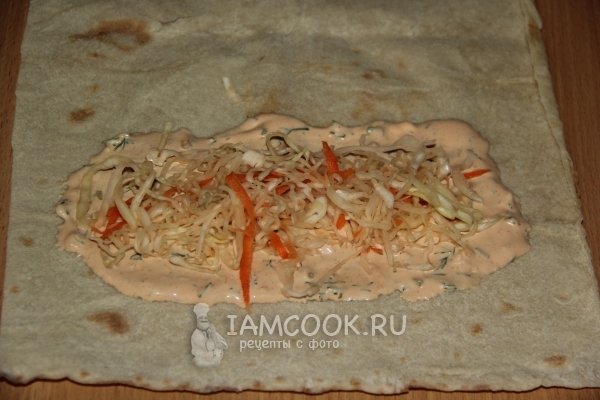 На лаваш положить соус и капусту с морковью