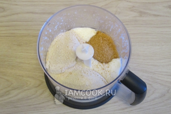 Всыпать муку, разрыхлитель и сахар
