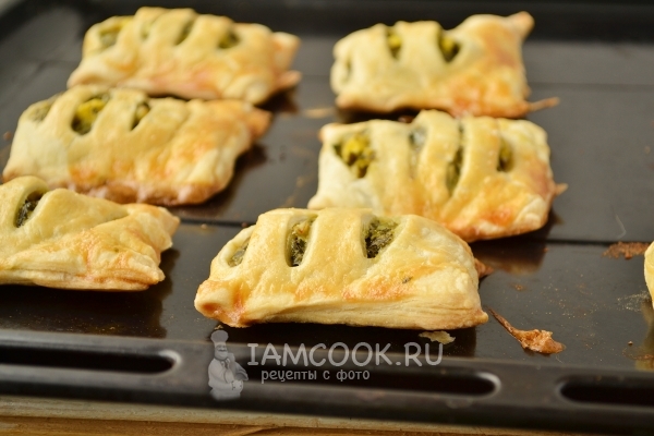 Готовые пирожки с черемшой и яйцом