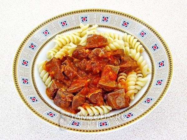 Гуляш из легкого с макаронами