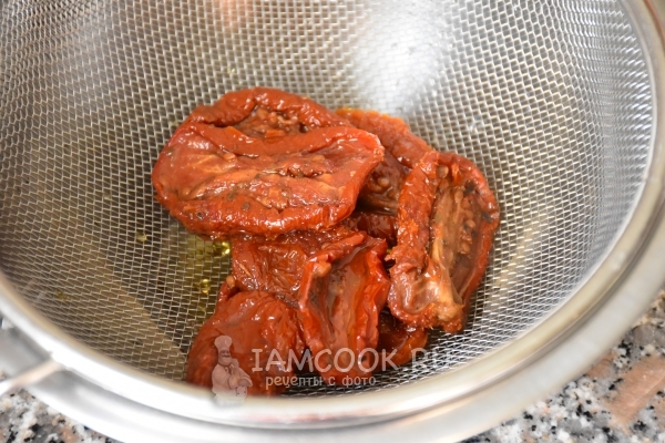 Слить воду с вяленых томатов