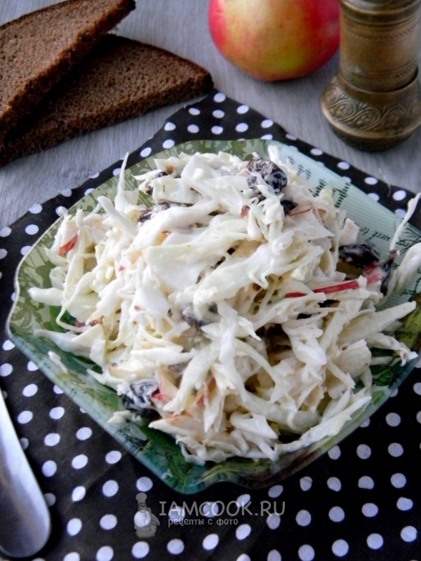 Фото капустного салата с яблоком и черносливом