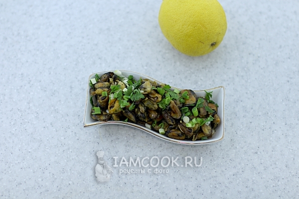 Готовые мидии жареные с чесноком