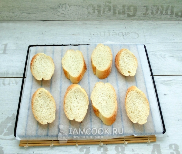 Положить хлеб на противень