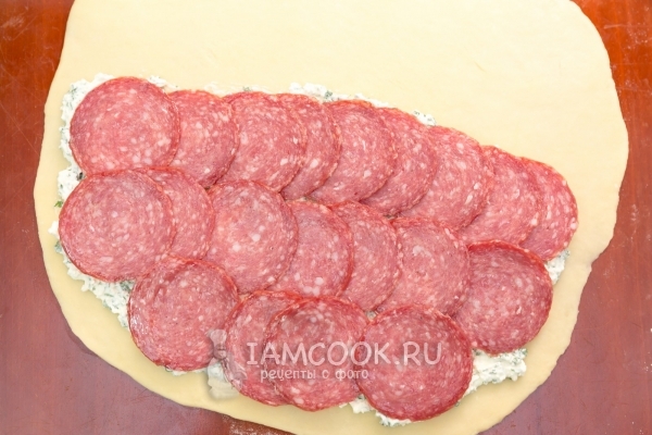 Выложить колбасу