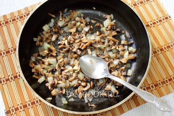 Пожарить лук и грибы