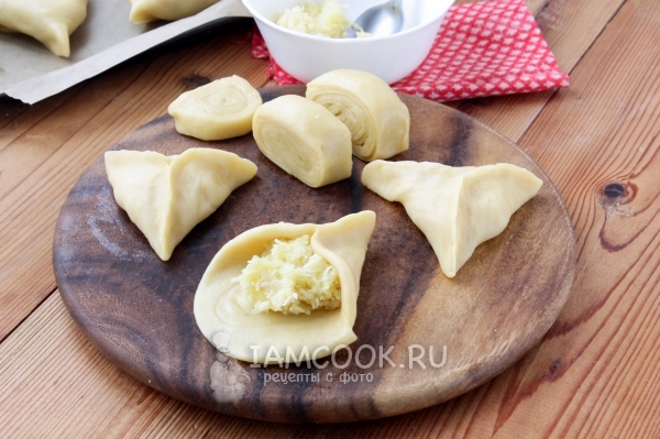 Положить на тесто картофельную начинку