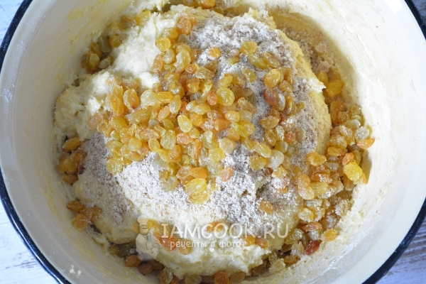 Положить изюм и миндаль