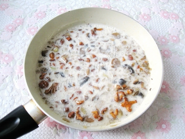 Тушение грибов в сливках