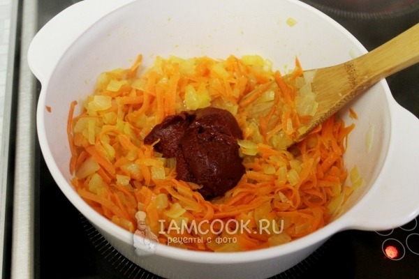 Положить томатную пасту