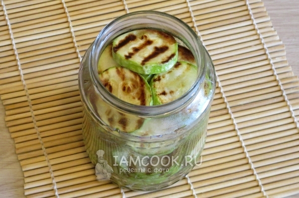 Положить кабачки в банку