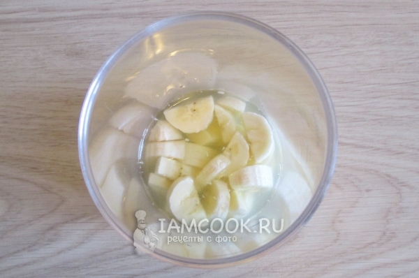 Смешать банан, сыворотку и сироп