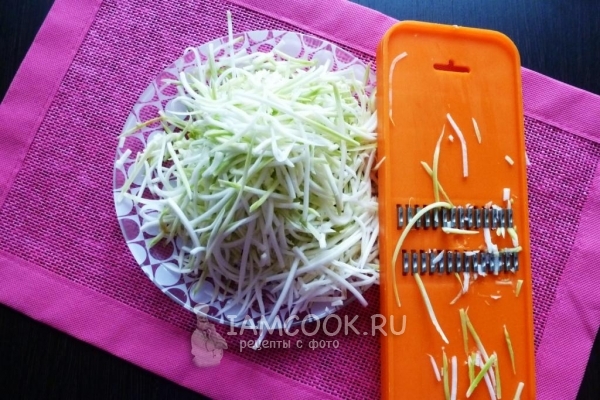 Натереть кабачок