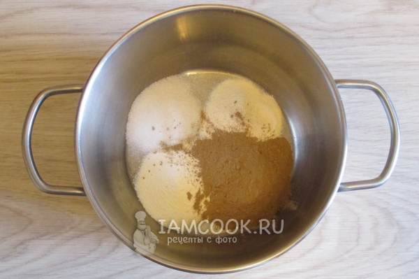 Смешать сахар, кэроб и соевый заменитель молока