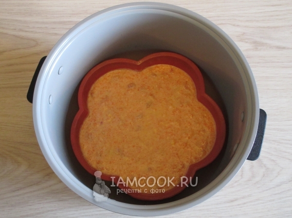 Переложить тесто в форму