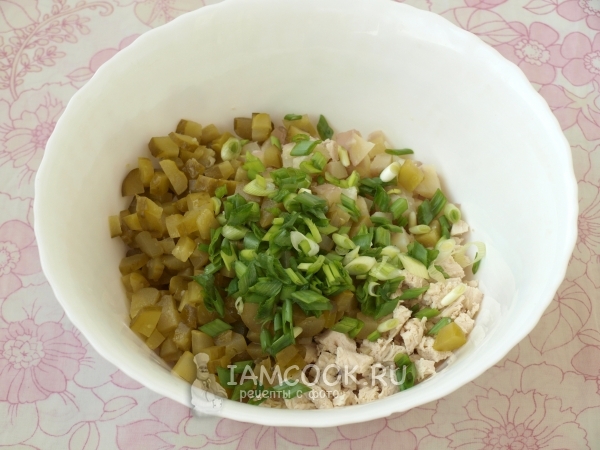 Положить лук и огурцы