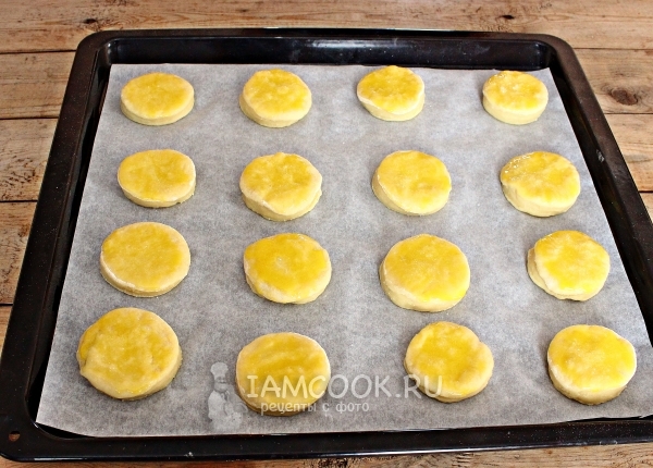 Переложить кружочки из теста на противень