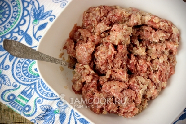 Перекрутить мясо и лук на мясорубке