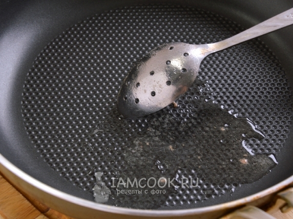 Положить на сковороду жир