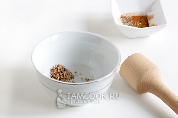 Растереть кориандр пестиком