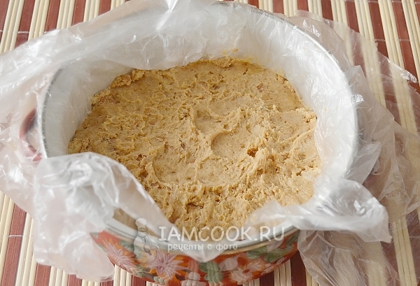 Выложить массу в форму с пакетом