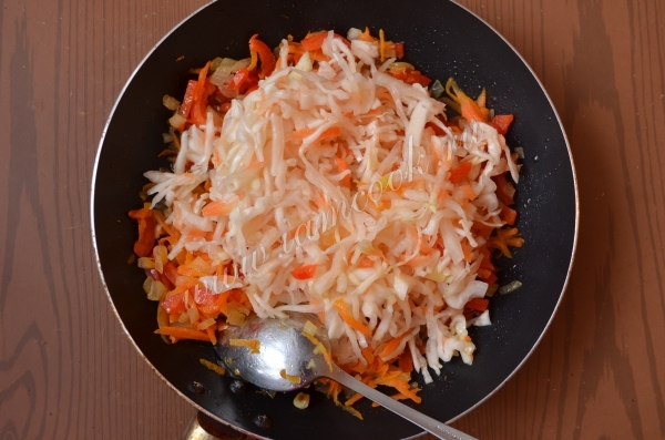 Обжарка овощей с квашеной капустой