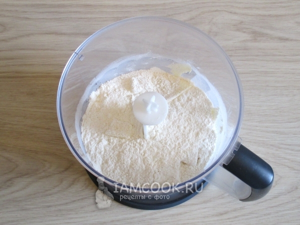 Смешать муку с сахаром и маслом