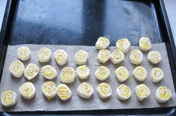 Выложить спиральки с сыром на противень