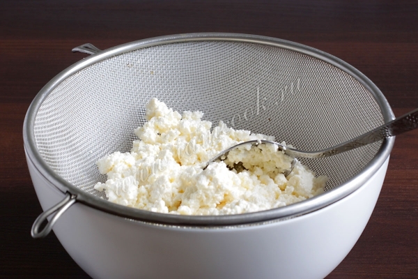 Творог в сите