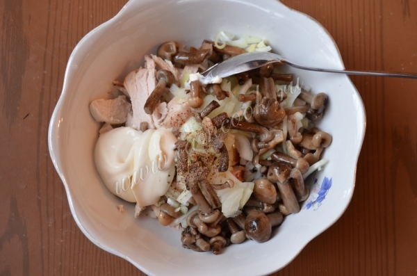 Соединить курицу, лук, грибы и перепелиные яйца