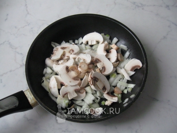 Обжарка лука с грибами
