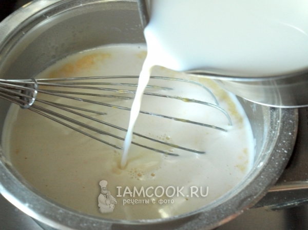 Смешать яйца, молоко, муку и сахар