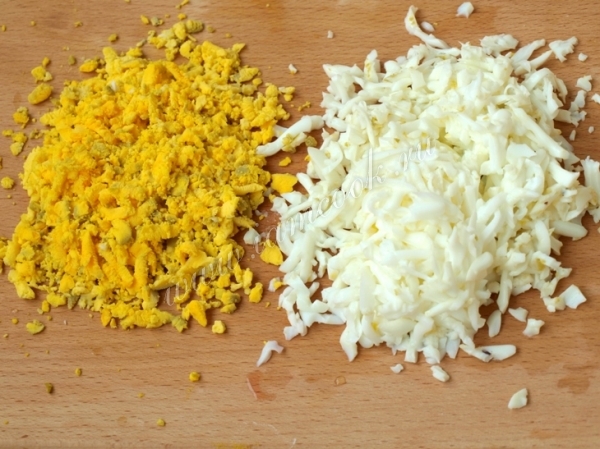 Яйцо порезанное