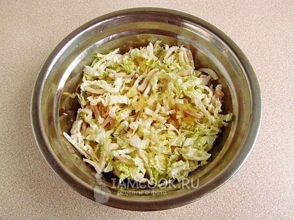 Размешать ингредиенты для салата