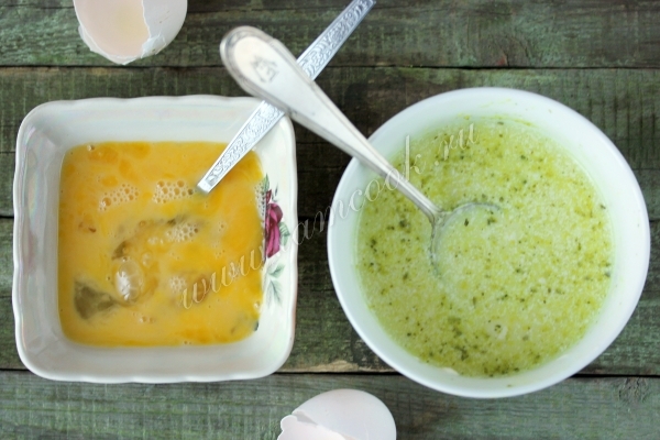 Куриный желток и соус