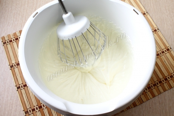 Взбить сметану с сахаром