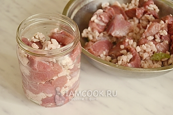 Уложить мясо с салом в банку