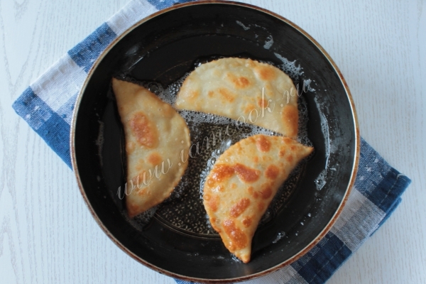 Жарка чебуреков с грибами