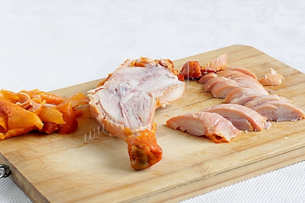 Копченая курица порезанная