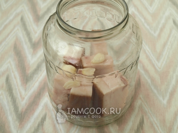 Положить в банку сало и чеснок