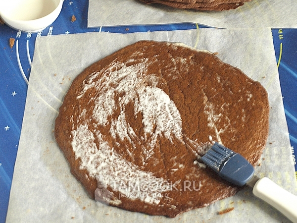 Корж смазать сливками