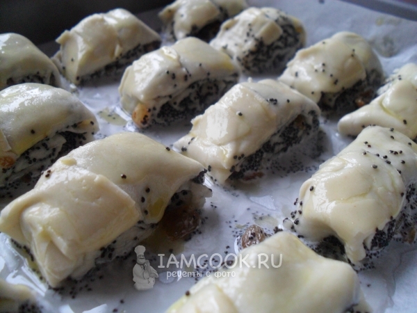 Выложить кусочки рулета на противень