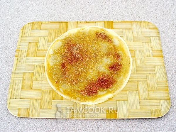 Присыпать блин сахаром