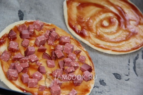 На тесто выложить колбасу