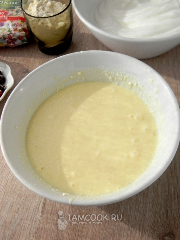 Взбить творожную массу блендером