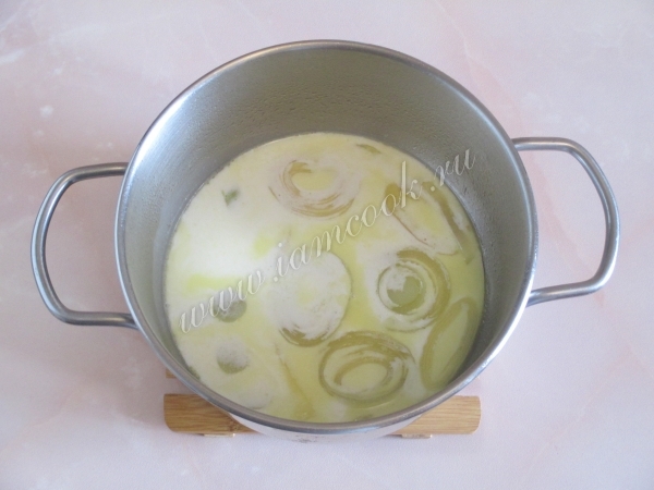 Сливки с луком и бульоном