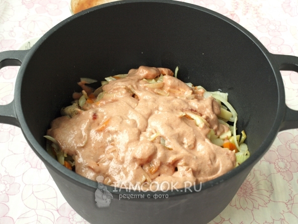 Добавить сметану с томатной пастой