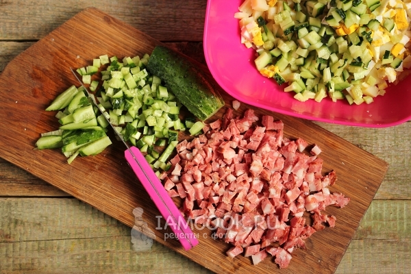Порезать огурец и колбасу
