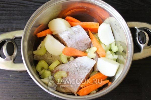 Положить в кастрюлю рыбу и овощи