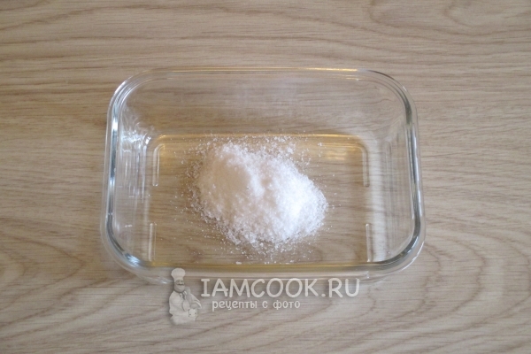 Всыпать в миску соль